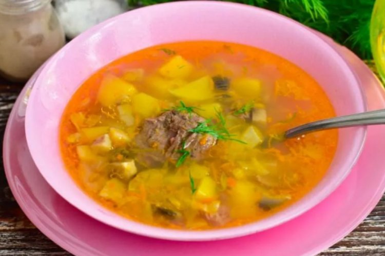 Sopa con carne enlatada y champiñones