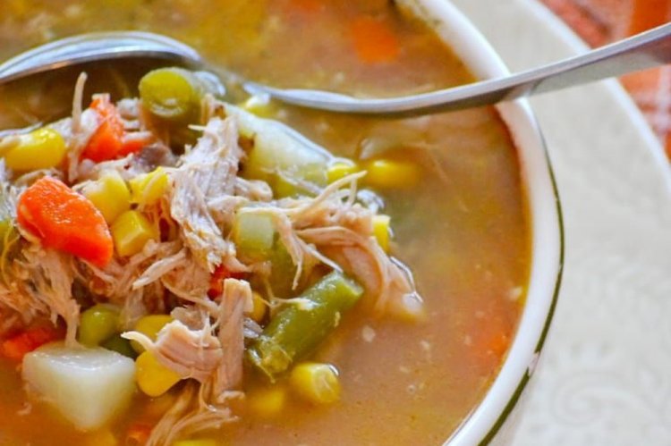 Sopa con carne enlatada, judías verdes y apio