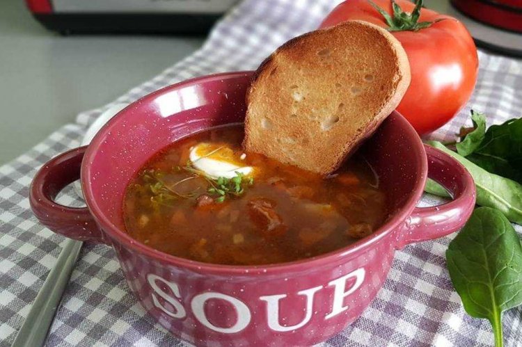 Sopa con carne enlatada y arroz
