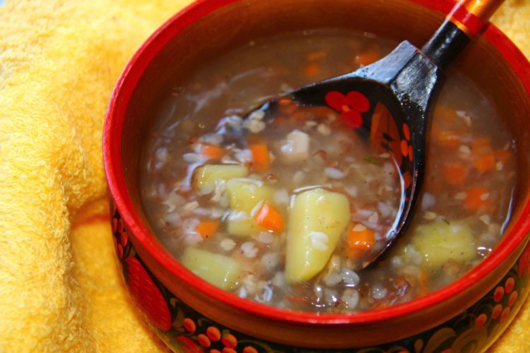 Sopa de trigo sarraceno con carne enlatada