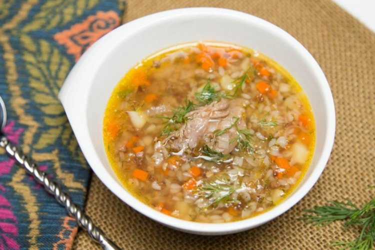 Sopa con carne enlatada en olla de cocción lenta