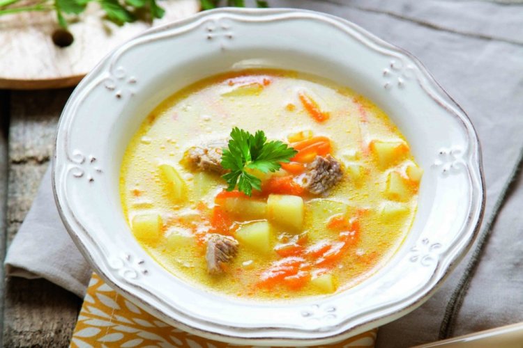 Sopa de queso con carne enlatada