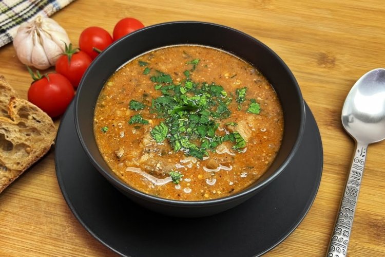 Sopa Kharcho con carne enlatada