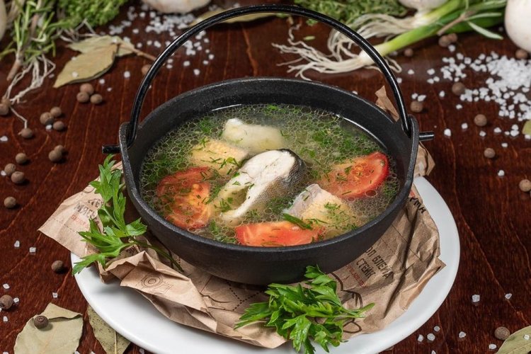 Zander-Fischsuppe mit Tomaten im Kessel