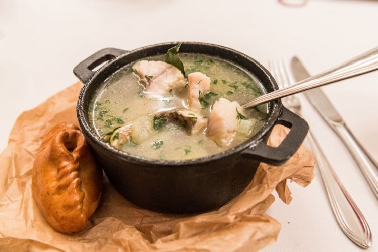 Finnische Fischsuppe am Lagerfeuer im Kessel