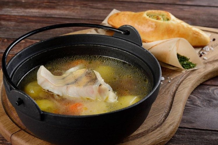 Zander-Fischsuppe mit Speck am Lagerfeuer