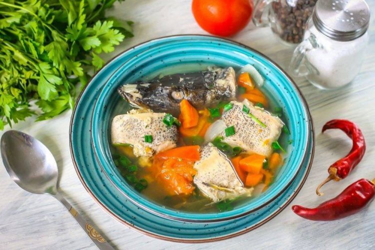 Hecht-Fischsuppe mit Wodka im Kessel