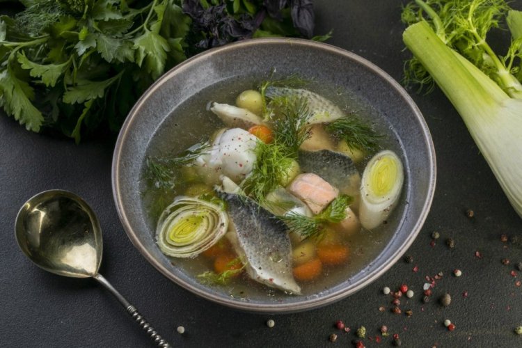 Fischer-Fischsuppe mit Lauch und Fenchel am Lagerfeuer