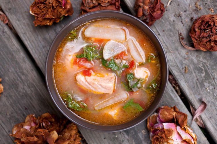 Lachs-Fischsuppe mit Rettich am Lagerfeuer