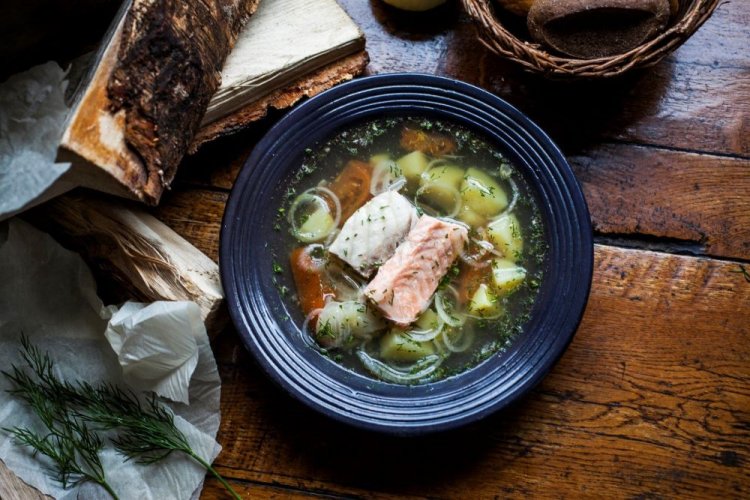 Karpfen- und Lachs-Fischsuppe im Kessel