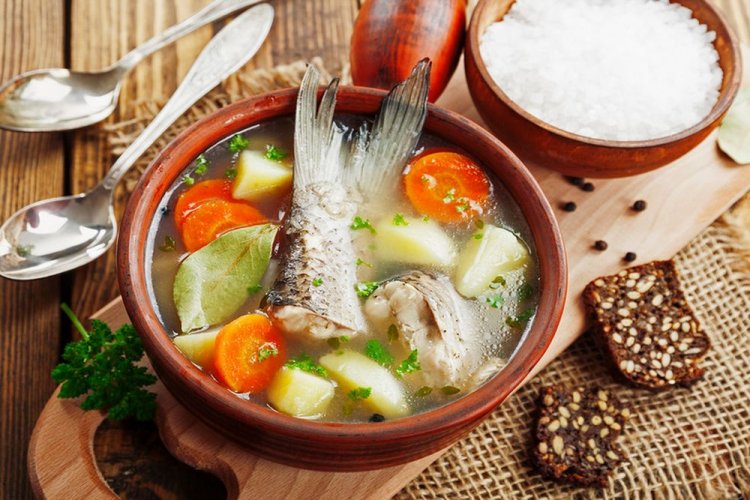 Brassen-Fischsuppe am Lagerfeuer im Kessel
