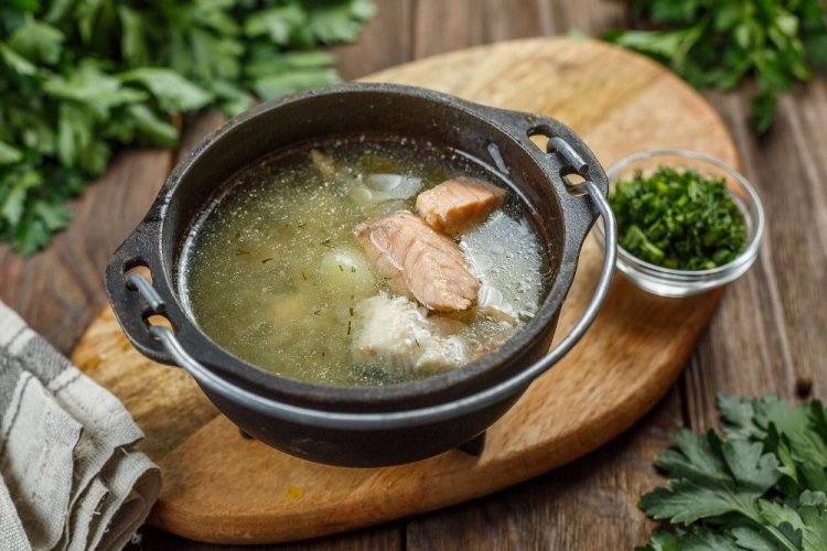 Lachs- und Barsch-Fischsuppe am Lagerfeuer