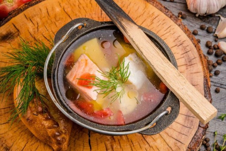 Forellen- und Zander-Fischsuppe mit Tomaten