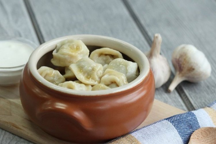 Pelmeni mit Knoblauch und Sauerrahm im Ofen