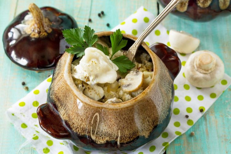 Pelmeni mit Champignons und Sahne im Ofen