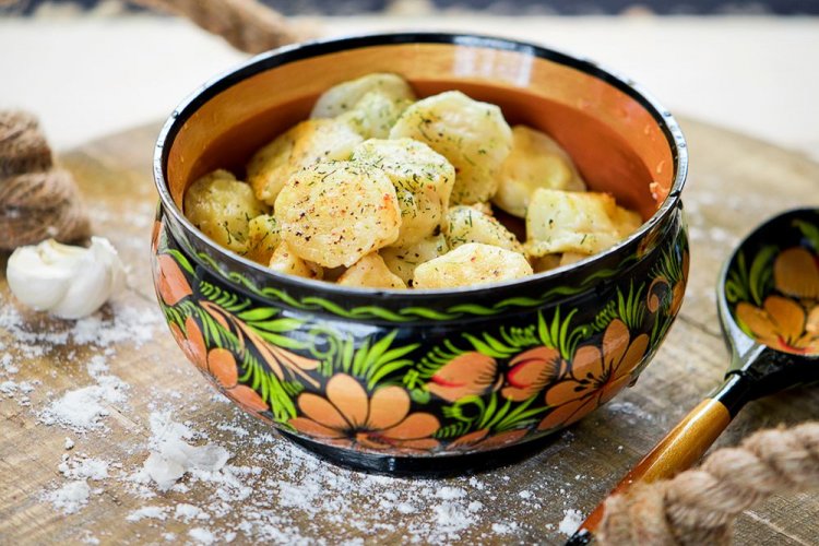 Saftige Pelmeni mit Rindfleisch im Tontopf im Ofen
