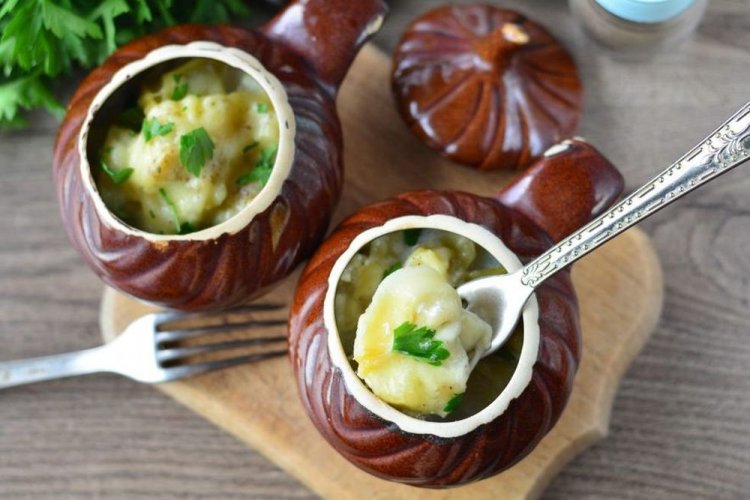 Pelmeni mit Knoblauch-Käse-Soße im Ofen