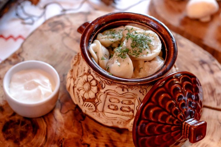 Pelmeni mit Mayonnaise in Tontöpfen im Ofen