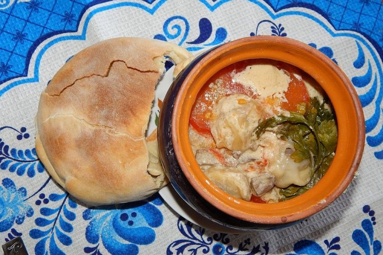 Pelmeni mit Tomaten und Huhn im Ofen