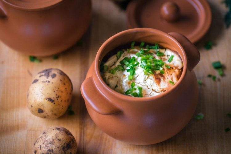 Pelmeni mit Kartoffeln und Schmelzkäse im Ofen