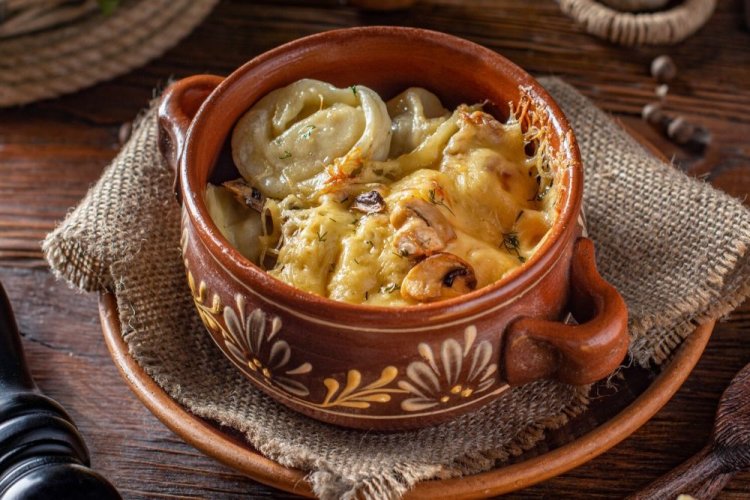 Pelmeni mit Champignons, Ei und Käse im Ofen