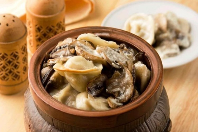 Pelmeni mit Champignons und Mayonnaise in Tontöpfen