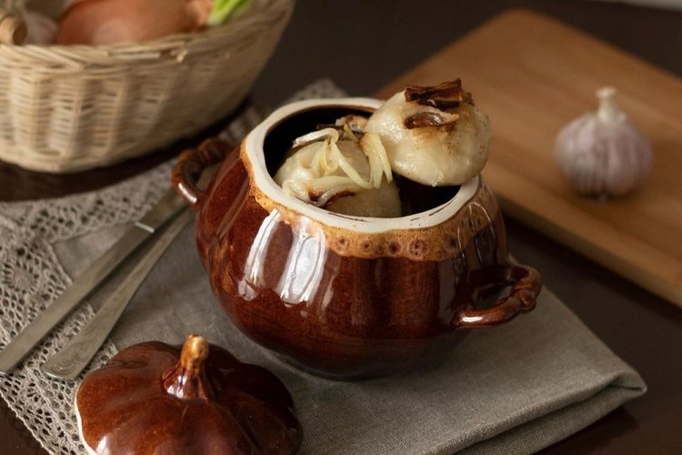Pelmeni mit Zwiebeln und Knoblauch im Ofen