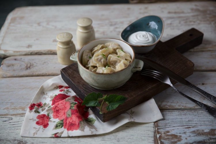 Pelmeni auf Brandteig in Tontöpfen im Ofen