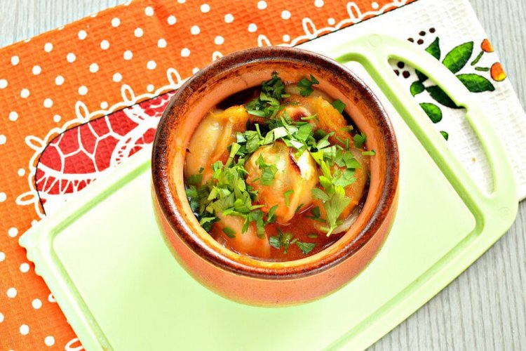 Pelmeni mit Tomatensoße im Ofen
