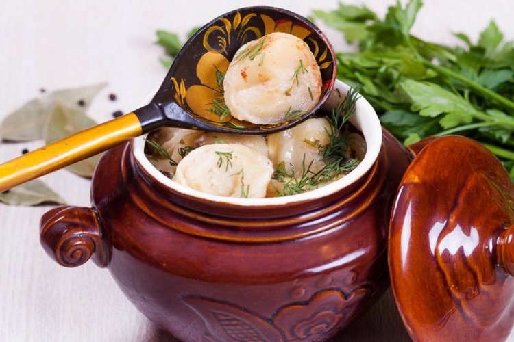 Einfaches Rezept für Pelmeni im Tontopf im Ofen