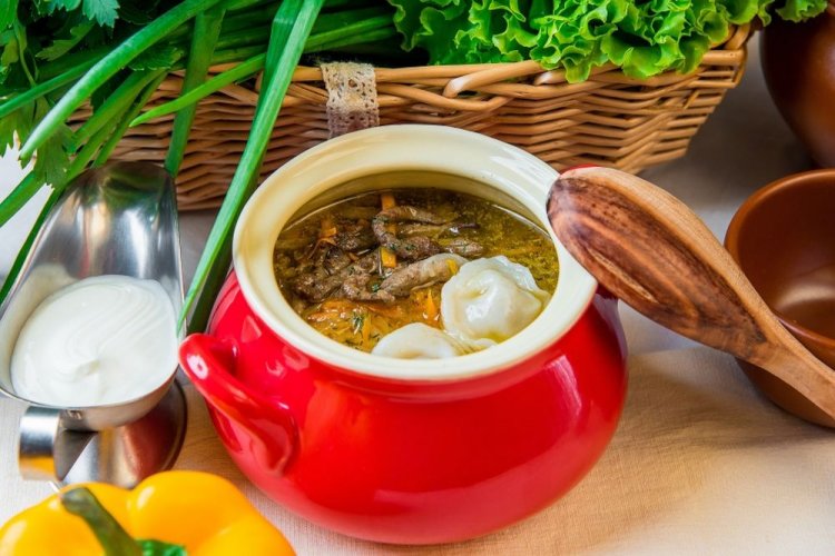 Pelmeni mit Pilzen im Ofen