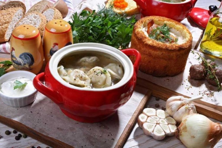 Pelmeni mit Hühnerleber, im Tontopf gebacken