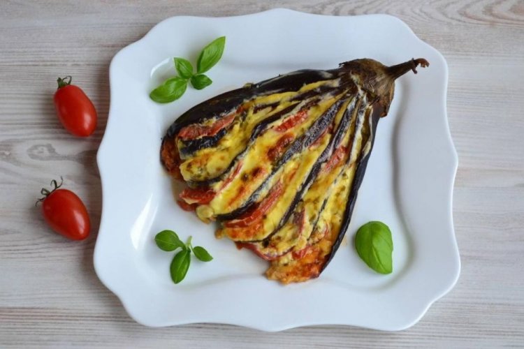 Abanico de berenjenas con tomates y queso a la parrilla