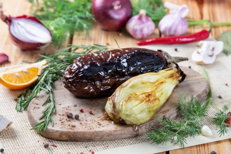 Berenjenas asadas enteras en papel de aluminio a la parrilla