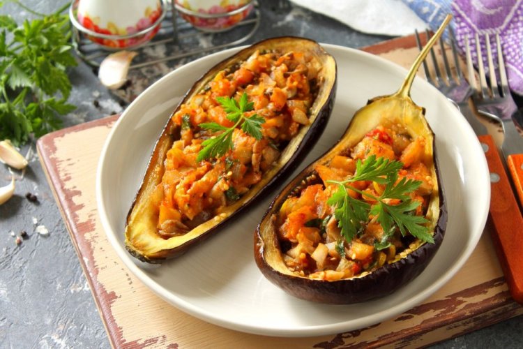 Berenjenas con relleno de verduras a la parrilla