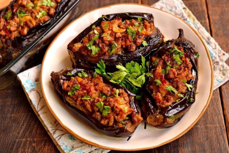 Berenjenas rellenas de carne picada a la parrilla