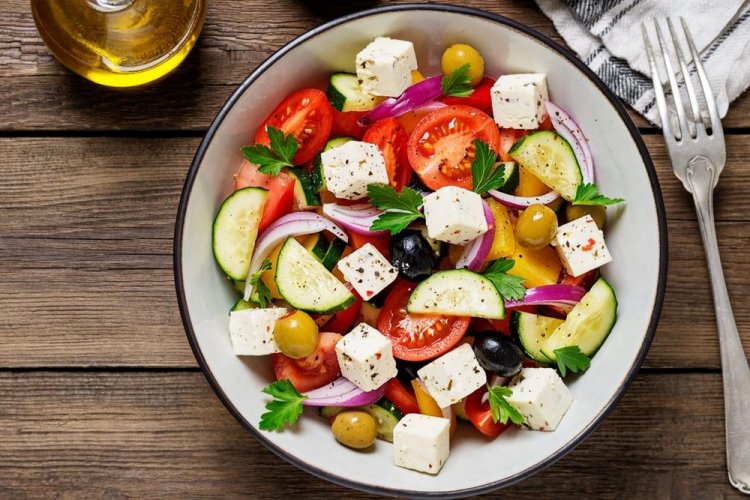 Griechischer Salat mit Tofu