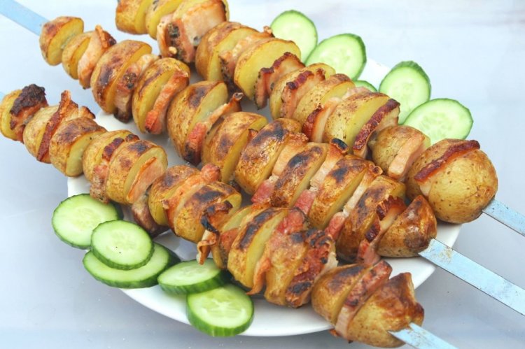 Patatas con beicon en brochetas a la parrilla