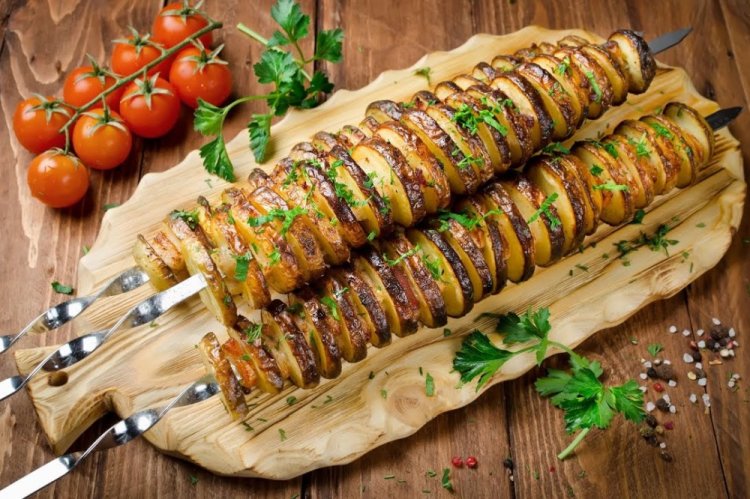 Patatas con beicon y crema agria a la parrilla