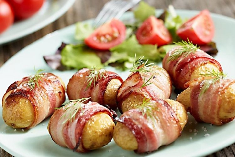 Patatas enteras con beicon a la parrilla