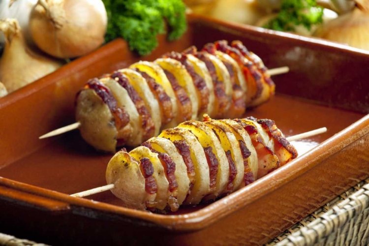 Patatas con beicon y hierbas provenzales a la parrilla