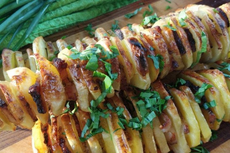 Patatas con beicon y queso a la parrilla