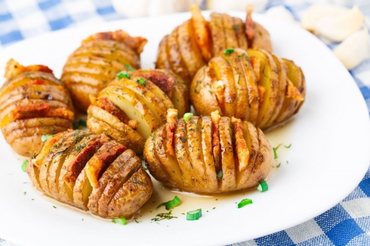 Patatas acordeón con beicon a la parrilla
