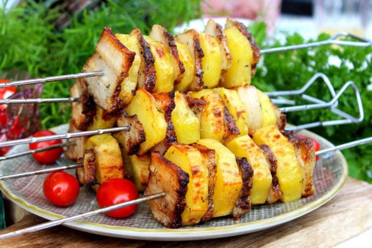 Patatas con beicon en adobo de soja a la parrilla
