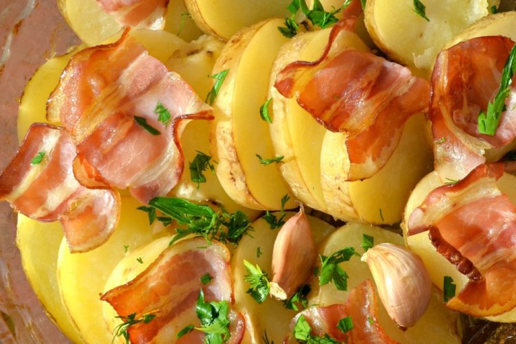 Patatas con beicon a la parrilla en rejilla