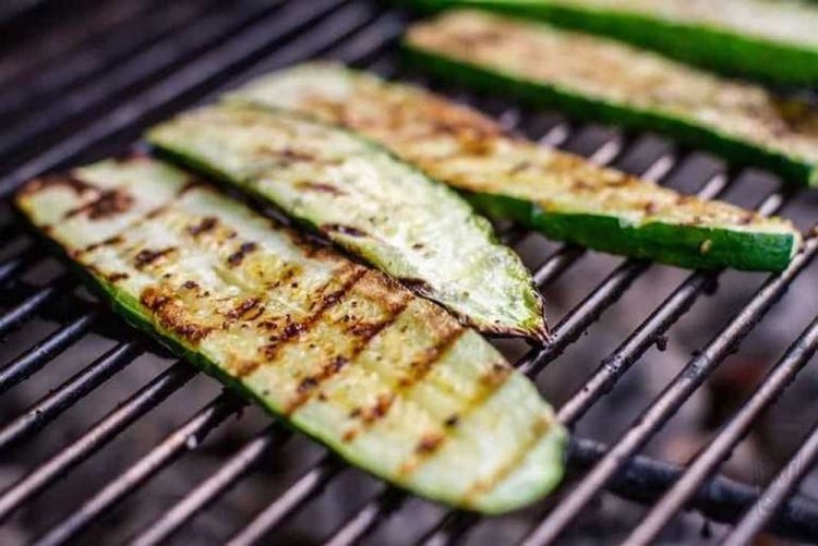 Calabacines a la parrilla en rejilla
