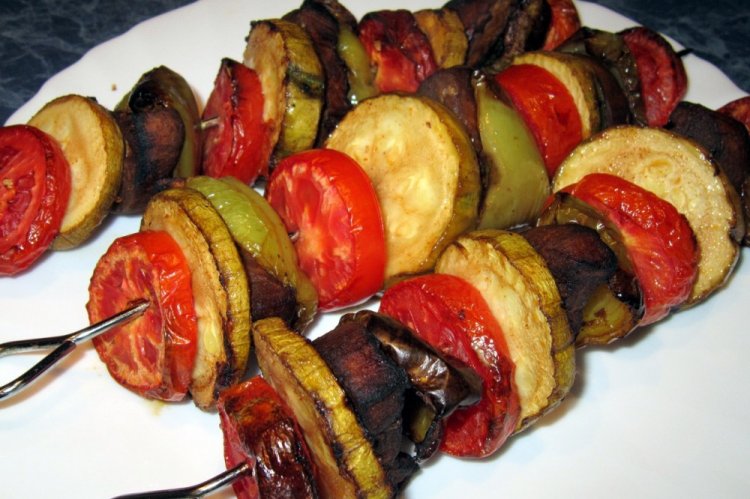 Brochetas de calabacín a la parrilla
