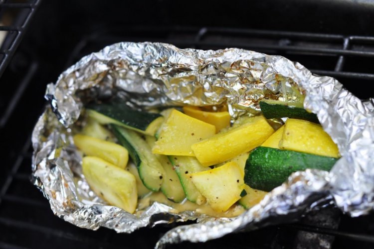 Calabacines en papel de aluminio a la parrilla
