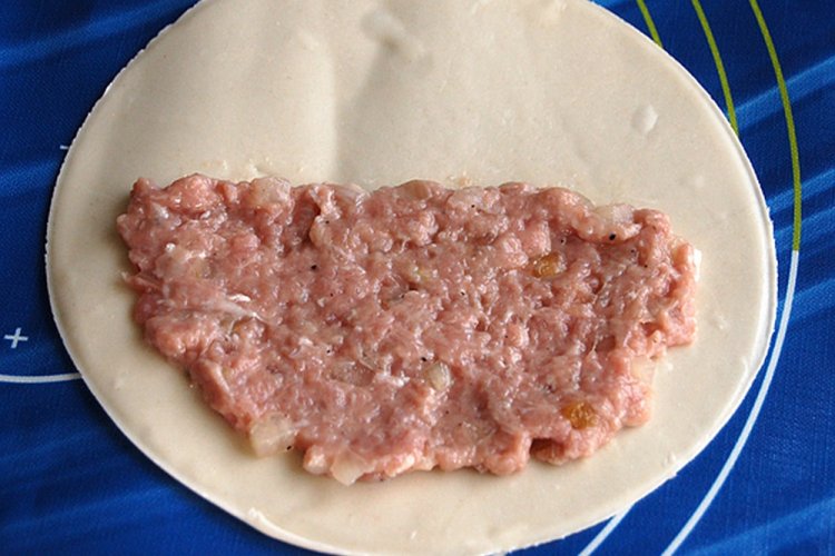Füllung für Tschebureki aus Schweinefleisch