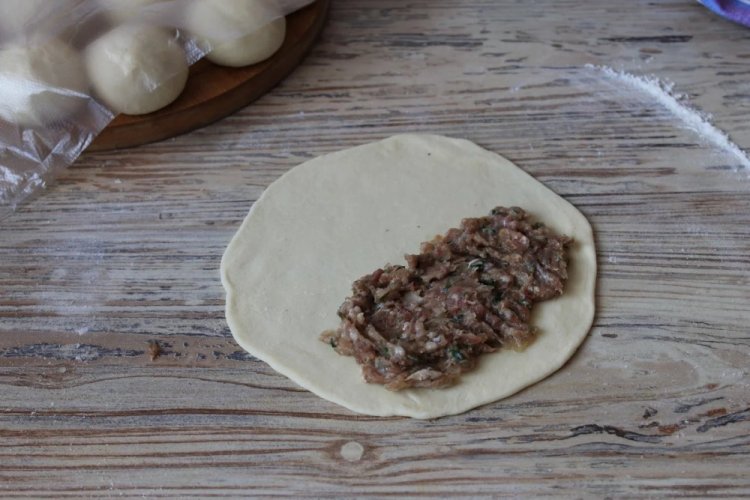 Füllung für Tschebureki aus Lammfleisch